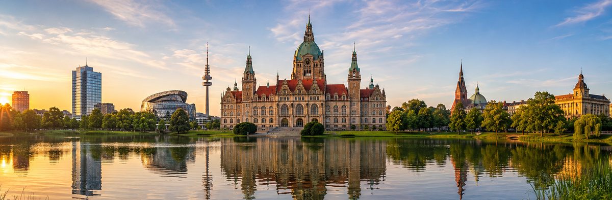 Blick über den Maschteich auf das Neue Rathaus in Hannover